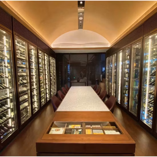 2023 Neuer Stil, individuell anpassbarer Restaurant-Edelstahl-Glas-Goldwein-modularer Lagerschrank mit LED-Scheinwerfer für Ihr Haus